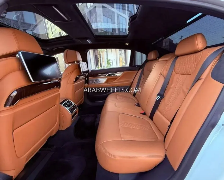 بي إم دبليو الفئة السابعة 2019 for Sale in عجمان Image-14