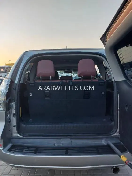 لكزس GX 2019 for Sale in الشارقة Image-8