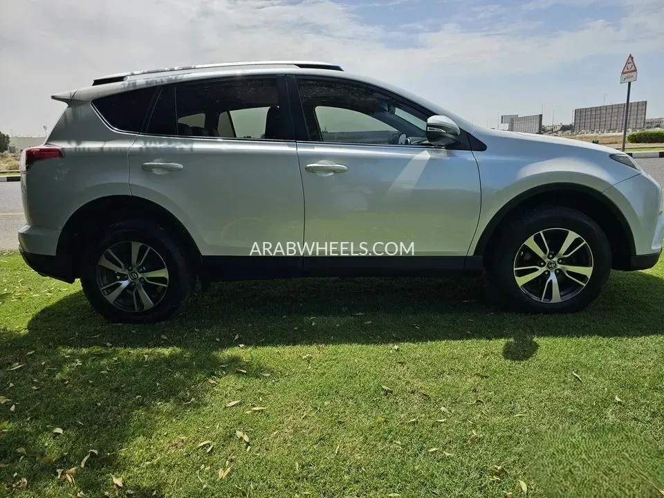 Toyota Rav4 2016 for Sale in Sharjah Image-9