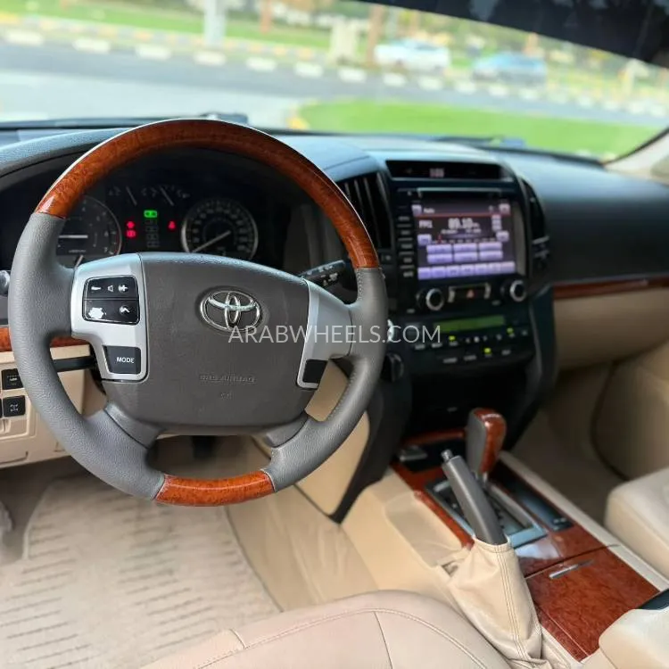 Toyota Land Cruiser 2015 for Sale in Sharjah Image-13