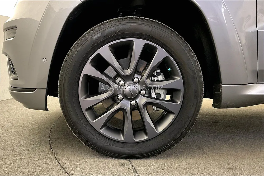 Jeep Grand Cherokee 2018 for Sale in Sharjah Image-9