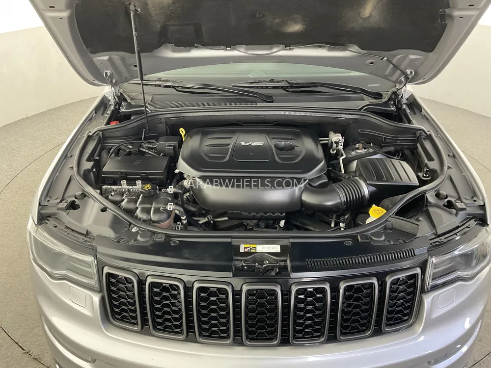 Jeep Grand Cherokee 2018 for Sale in Sharjah Image-22