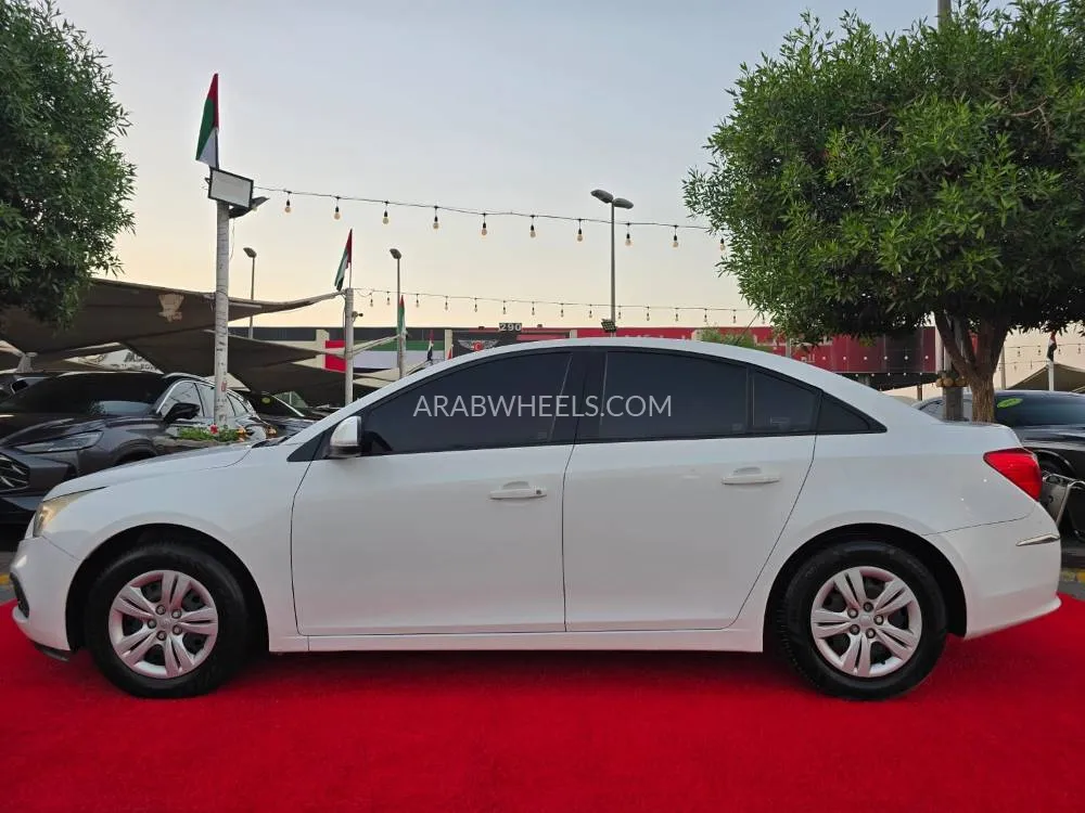Chevrolet Cruze 2015 for Sale in Sharjah Image-2