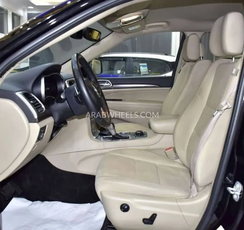 Jeep Cherokee 2018 for Sale in Dubai Image-10