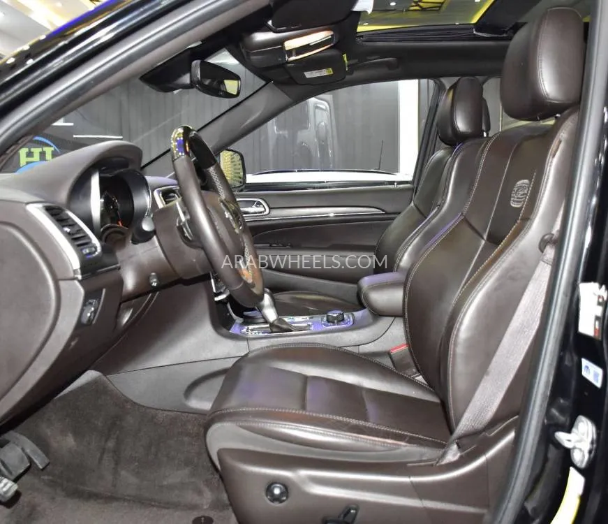 Jeep Cherokee 2018 for Sale in Dubai Image-10