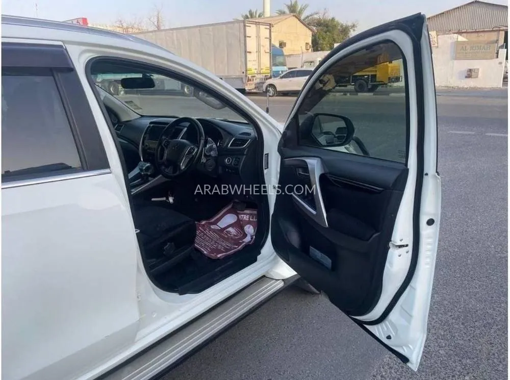 ميتسوبيشي باجيرو 2017 for Sale in دبي Image-10