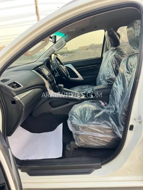 ميتسوبيشي باجيرو 2018 for Sale in دبي Image-15