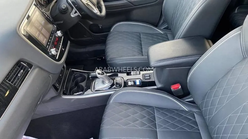 Mitsubishi Outlander 2020 for Sale in Dubai Image-14