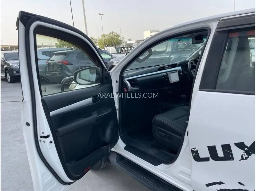 Toyota Hilux 2019 for Sale in Dubai Image-7
