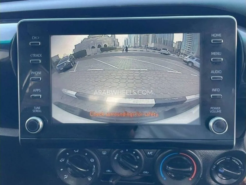 Toyota Hilux 2021 for Sale in Dubai Image-7