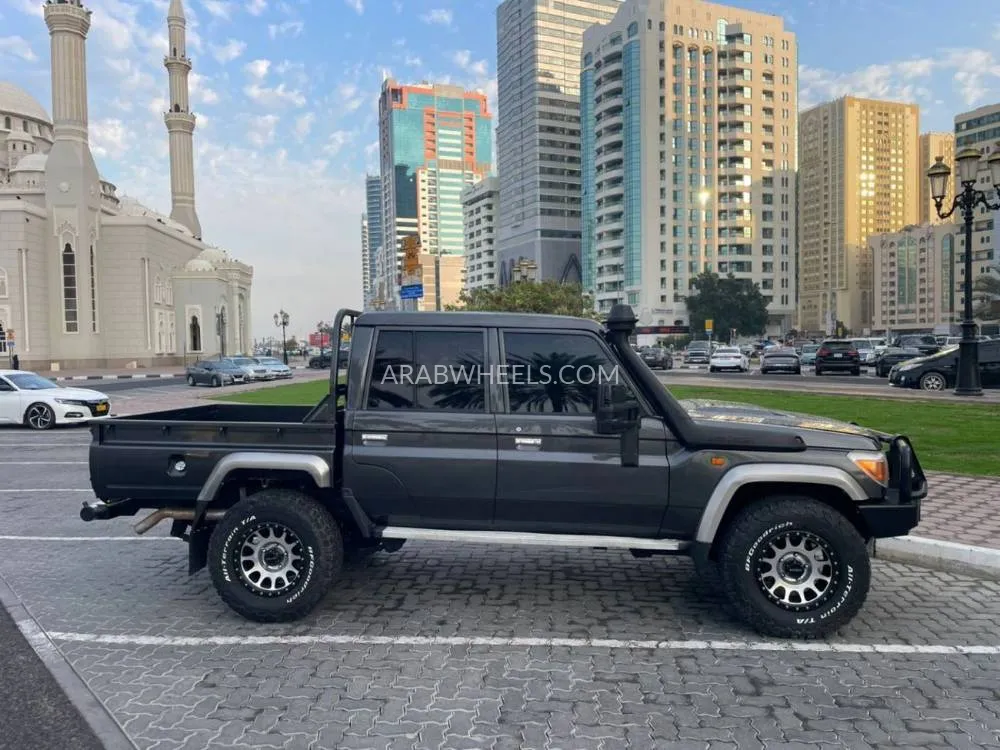 Toyota Land Cruiser 70 Series 2014 for Sale in Dubai Image-7