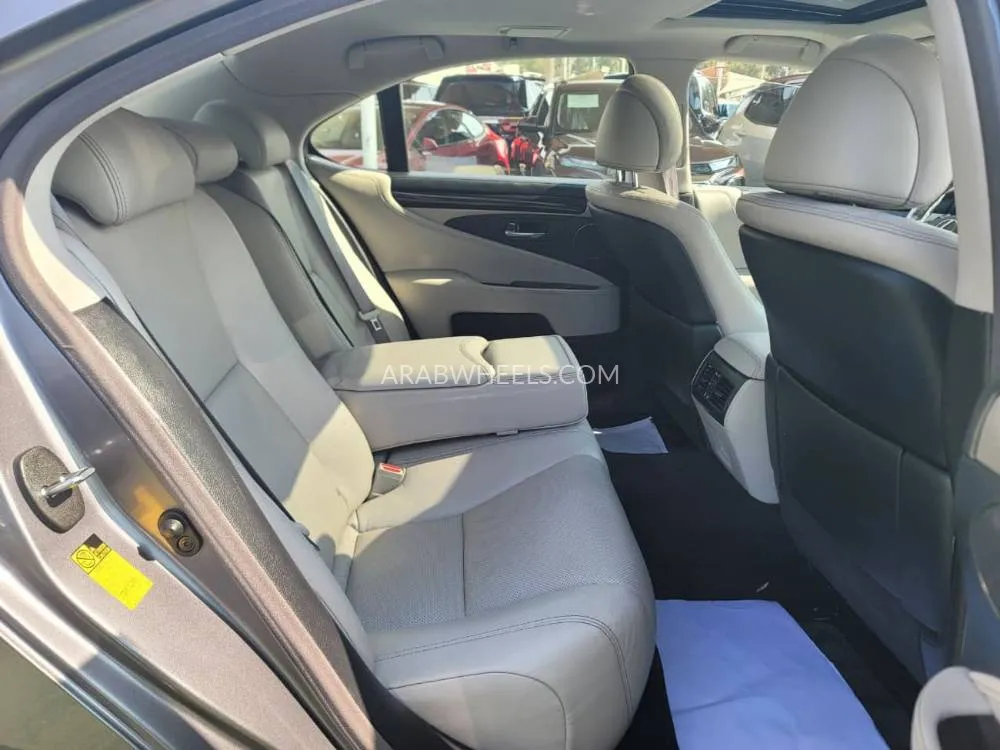 لكزس LS 2013 for Sale in الشارقة Image-18