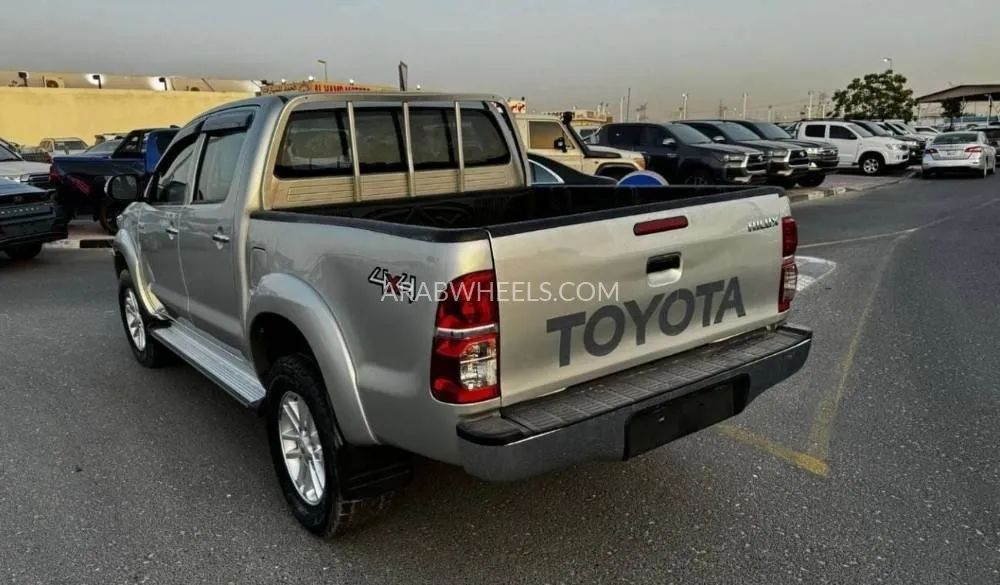 Toyota Hilux 2014 for Sale in Dubai Image-4