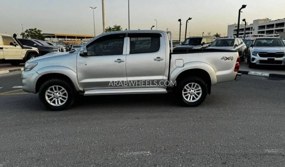 Toyota Hilux 2014 for Sale in Dubai Image-8
