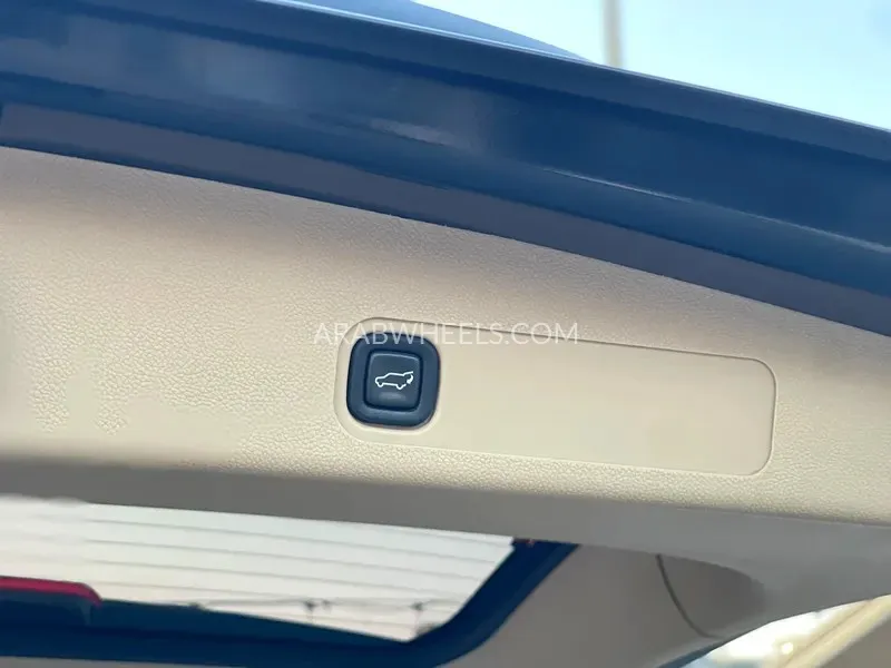 GMC Yukon XL 2012 for Sale in Sharjah Image-19