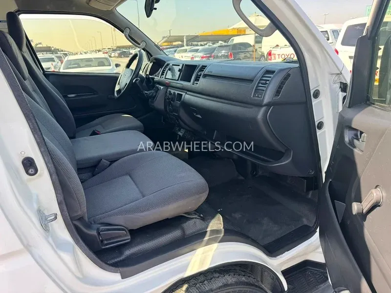 Toyota Hiace 2016 for Sale in Sharjah Image-13