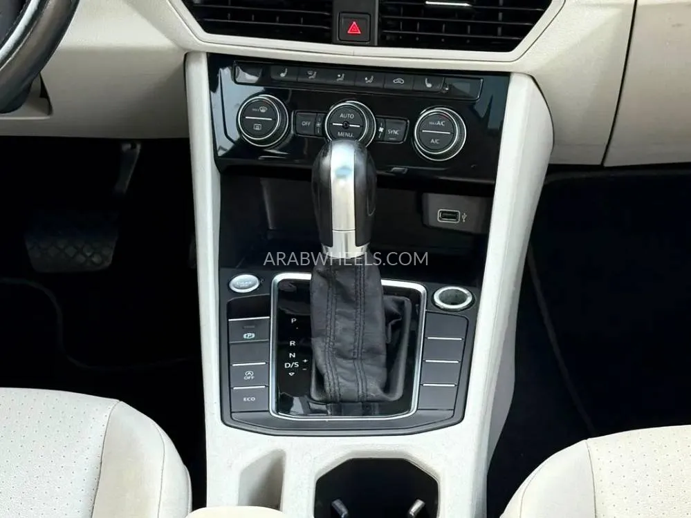 Volkswagen Jetta 2019 for Sale in Sharjah Image-16