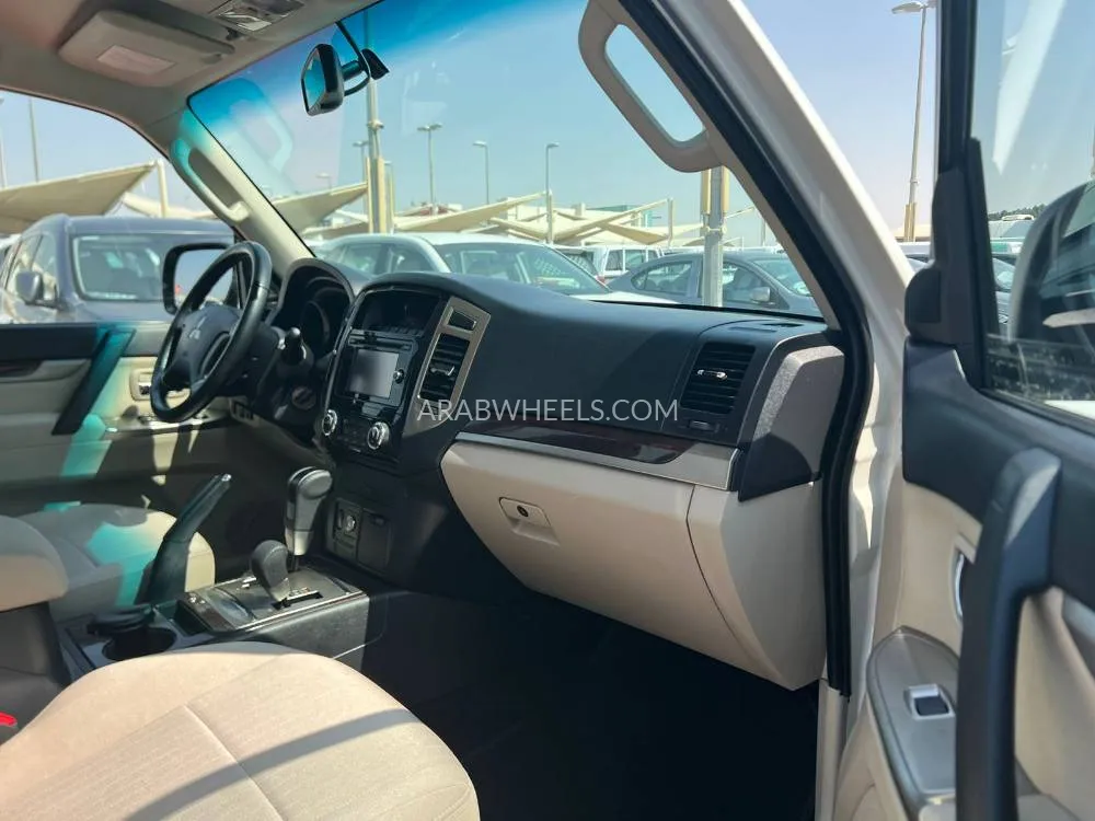 ميتسوبيشي باجيرو 2016 for Sale in الشارقة Image-12