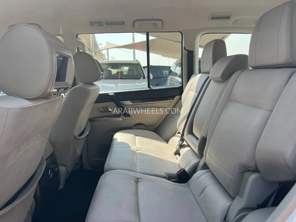 ميتسوبيشي باجيرو 2016 for Sale in الشارقة Image-15