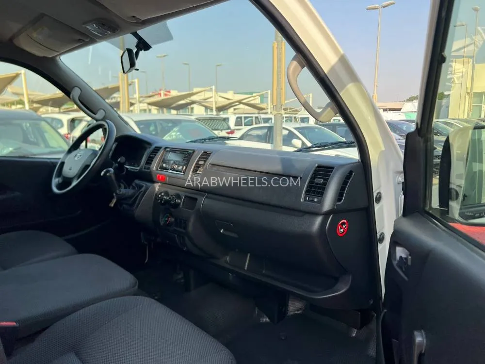 Toyota Hiace 2021 for Sale in Sharjah Image-10