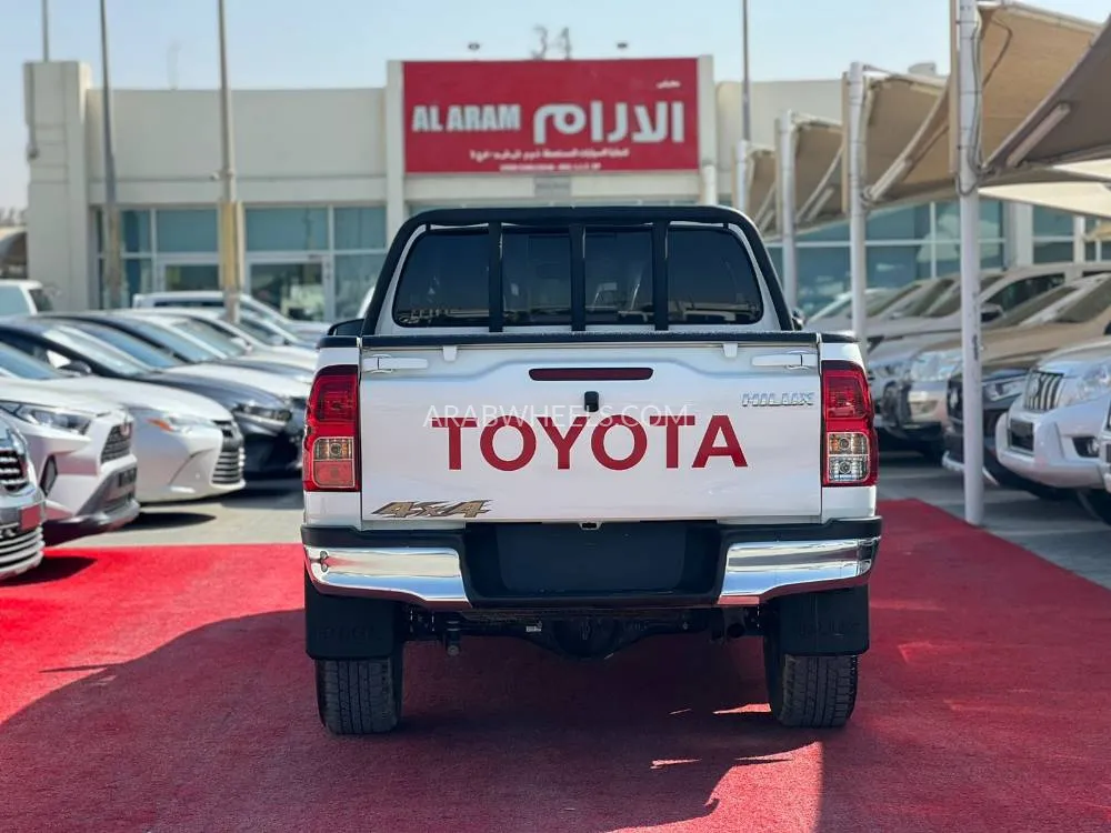 Toyota Hilux 2024 for Sale in Sharjah Image-6