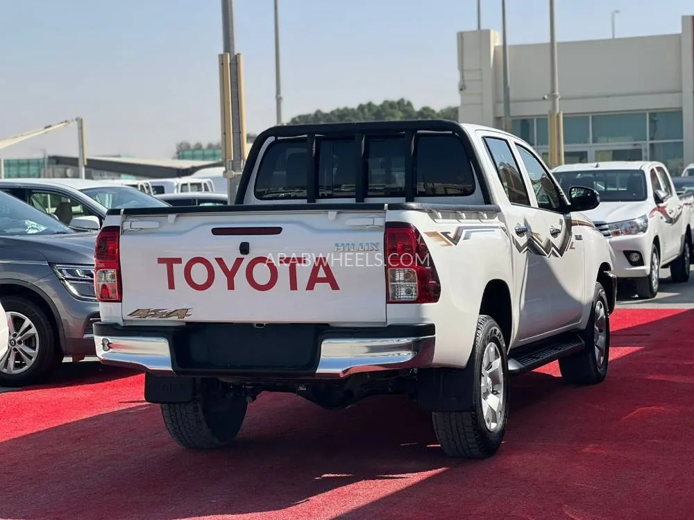Toyota Hilux 2024 for Sale in Sharjah Image-7
