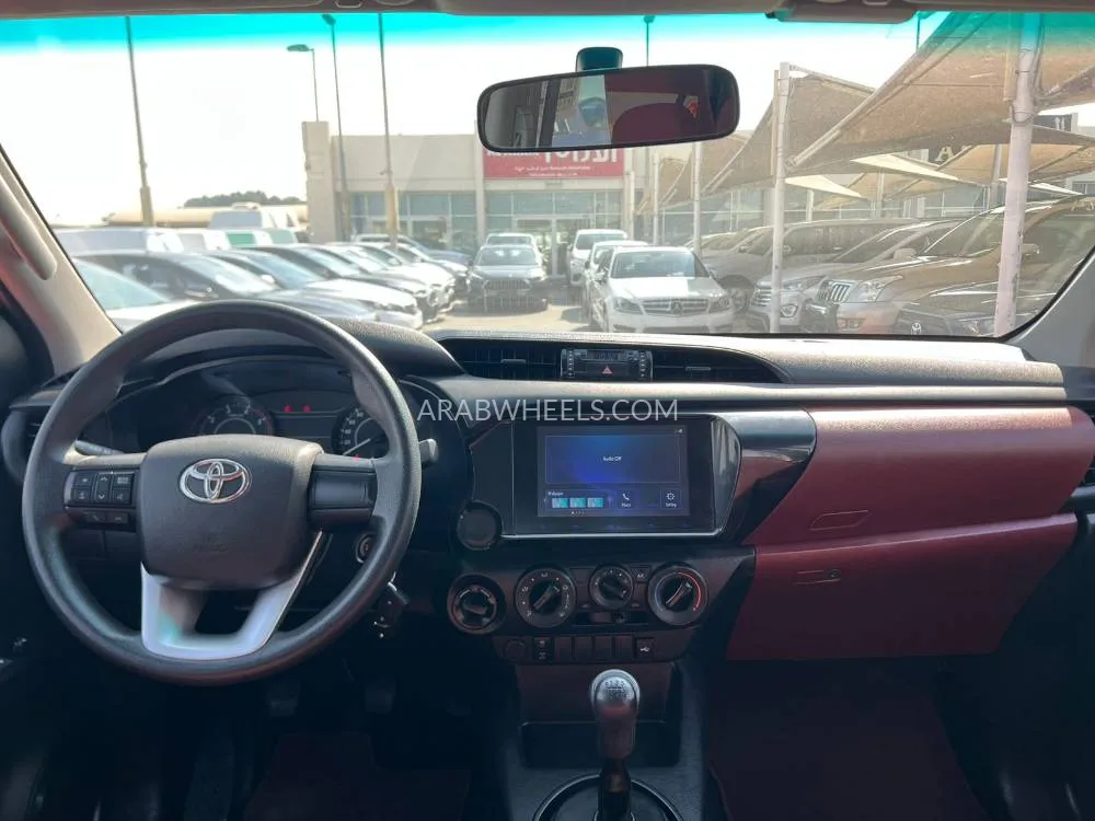 تويوتا هايلوكس 2024 for Sale in الشارقة Image-9