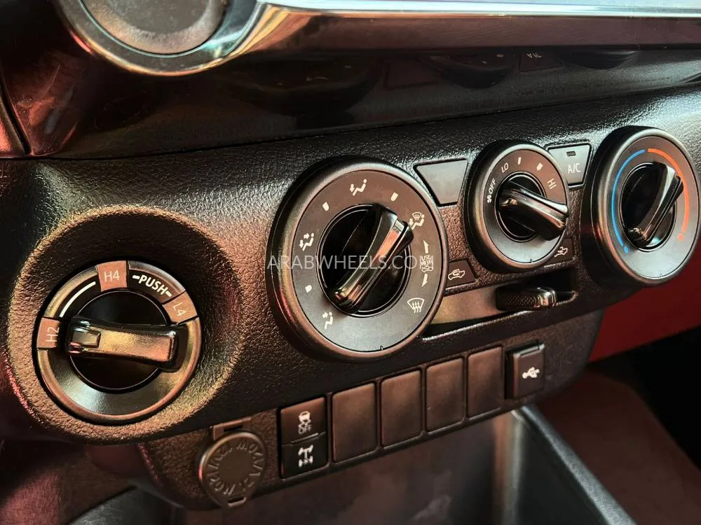 تويوتا هايلوكس 2024 for Sale in الشارقة Image-18