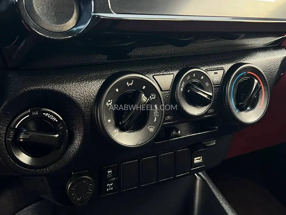 تويوتا هايلوكس 2024 for Sale in الشارقة Image-17