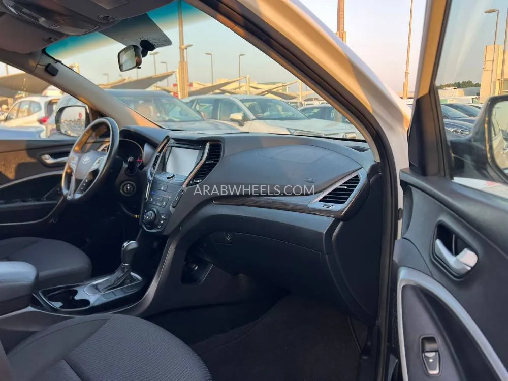 Hyundai Grand Santa Fe 2016 for Sale in Sharjah Image-12