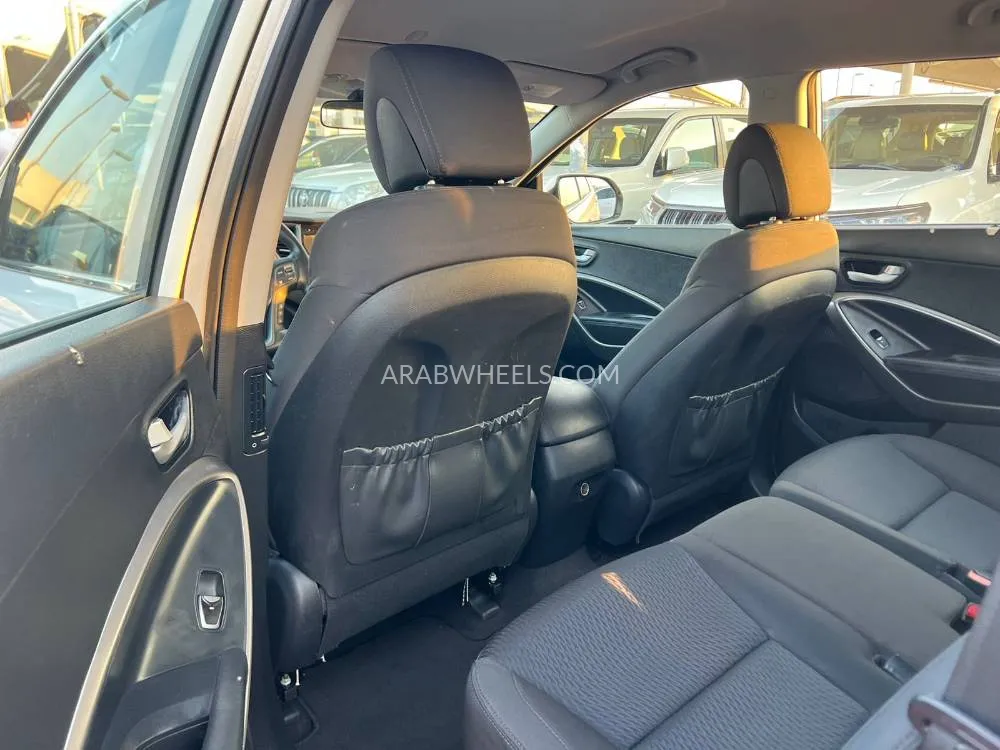 Hyundai Grand Santa Fe 2016 for Sale in Sharjah Image-14