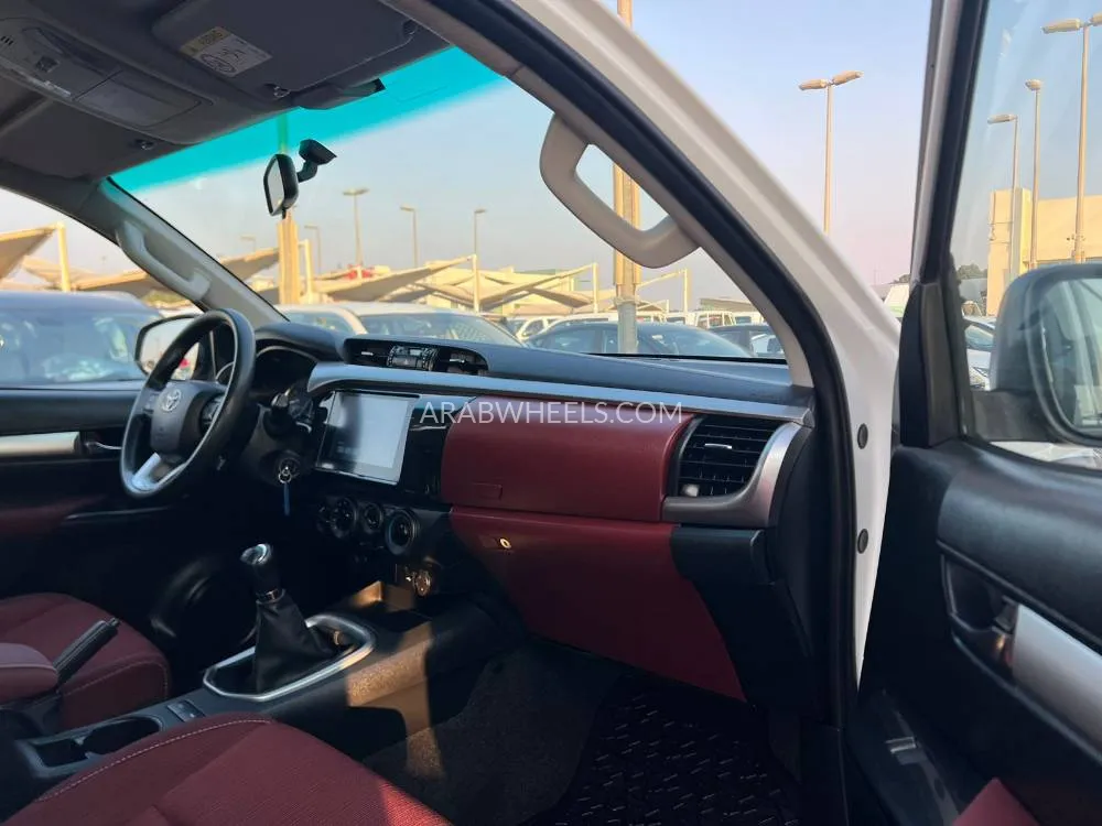 تويوتا هايلوكس 2024 for Sale in الشارقة Image-12