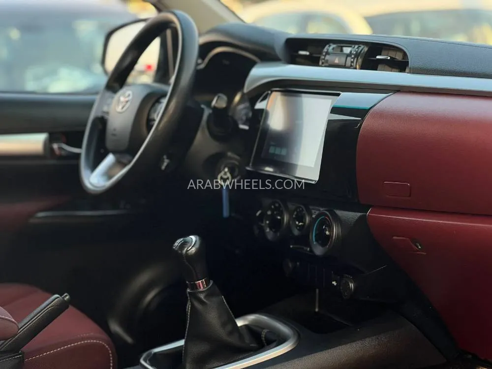 تويوتا هايلوكس 2024 for Sale in الشارقة Image-15