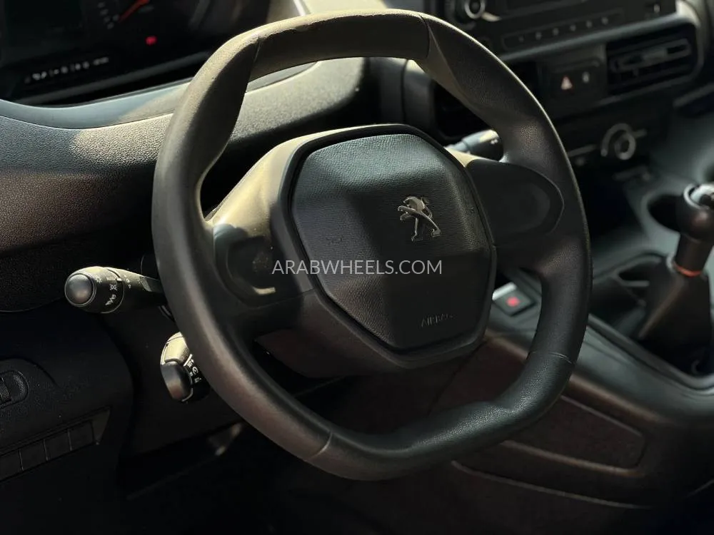 Peugeot Partner 2022 for Sale in Sharjah Image-16