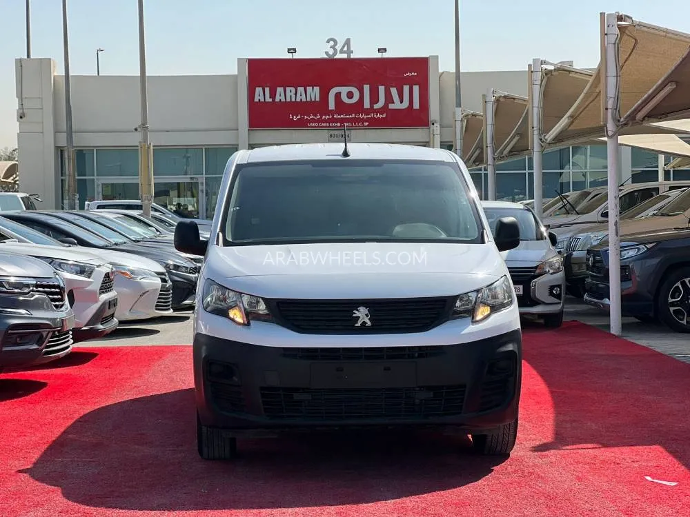 Peugeot Partner 2022 for Sale in Sharjah Image-3