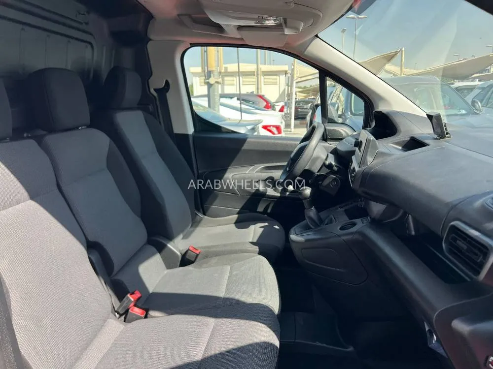 Peugeot Partner 2022 for Sale in Sharjah Image-13