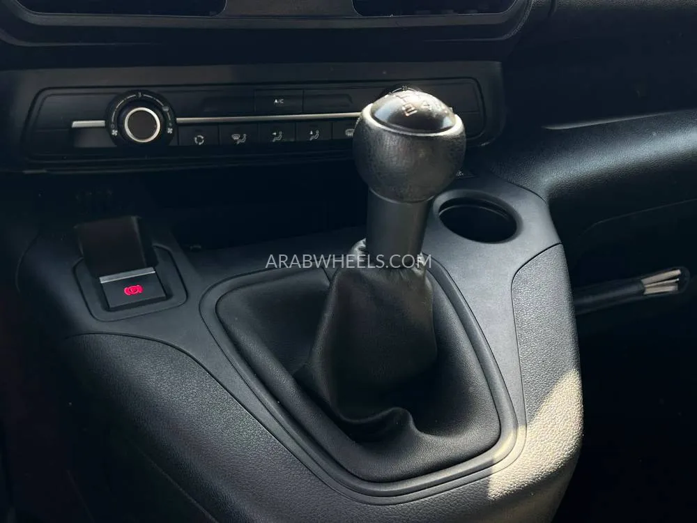 Peugeot Partner 2022 for Sale in Sharjah Image-17