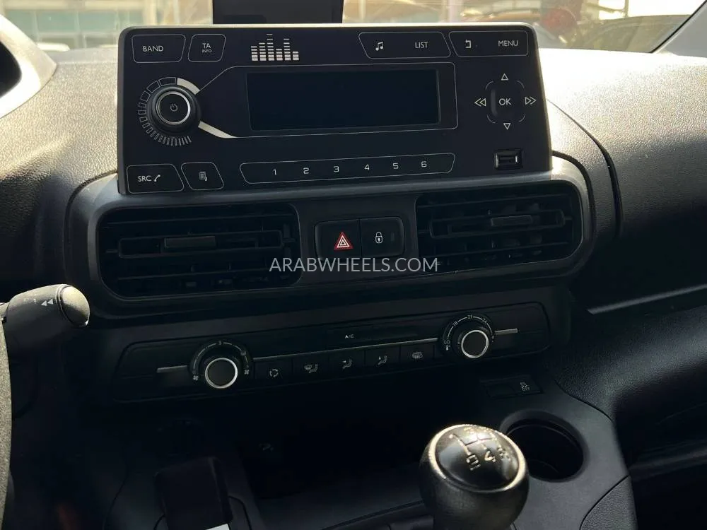 Peugeot Partner 2022 for Sale in Sharjah Image-18