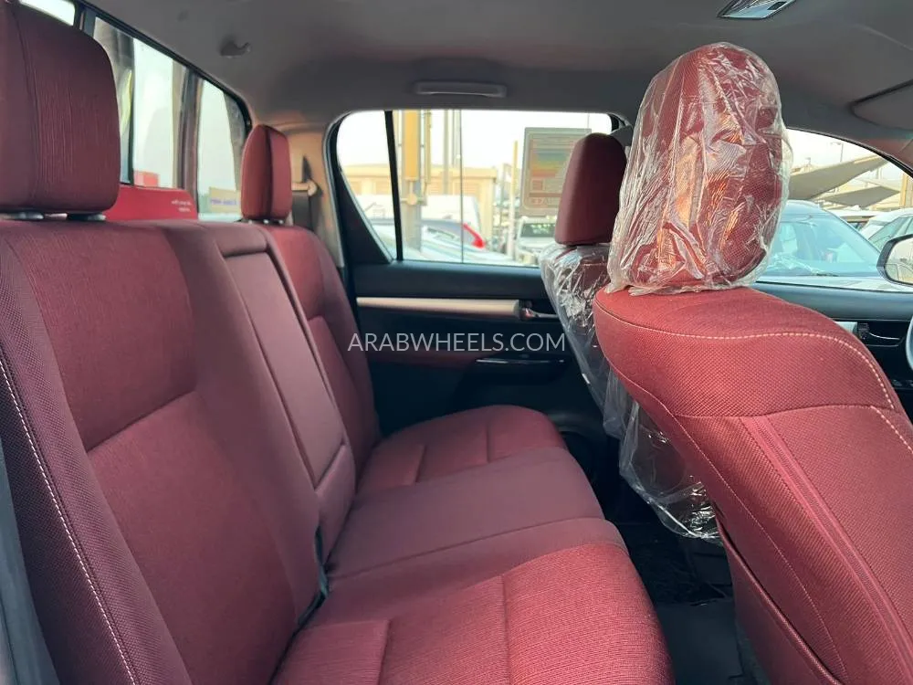 تويوتا هايلوكس 2025 for Sale in الشارقة Image-15