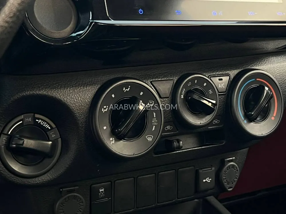 تويوتا هايلوكس 2025 for Sale in الشارقة Image-16