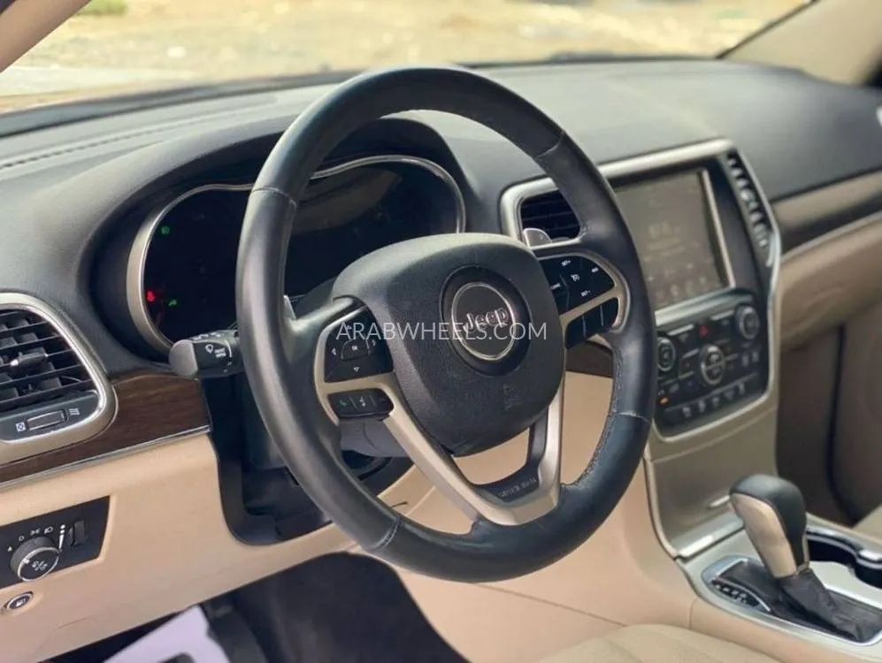 جيب شيروكي 2017 for Sale in الشارقة Image-8