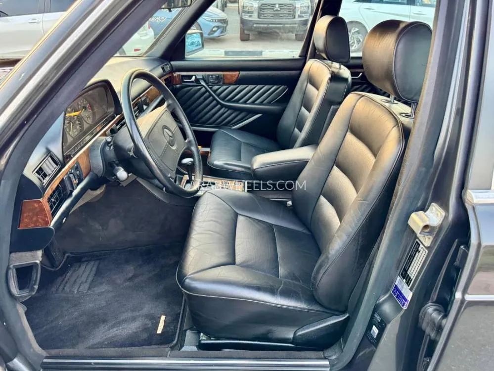 Mercedes Benz 560 1990 for Sale in Dubai Image-9
