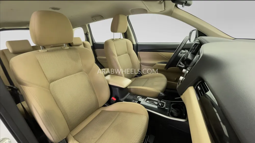 Mitsubishi Outlander 2023 for Sale in Dubai Image-24