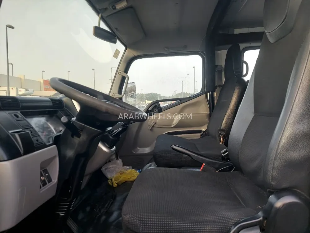 Mitsubishi Fuso 2018 for Sale in Sharjah Image-9