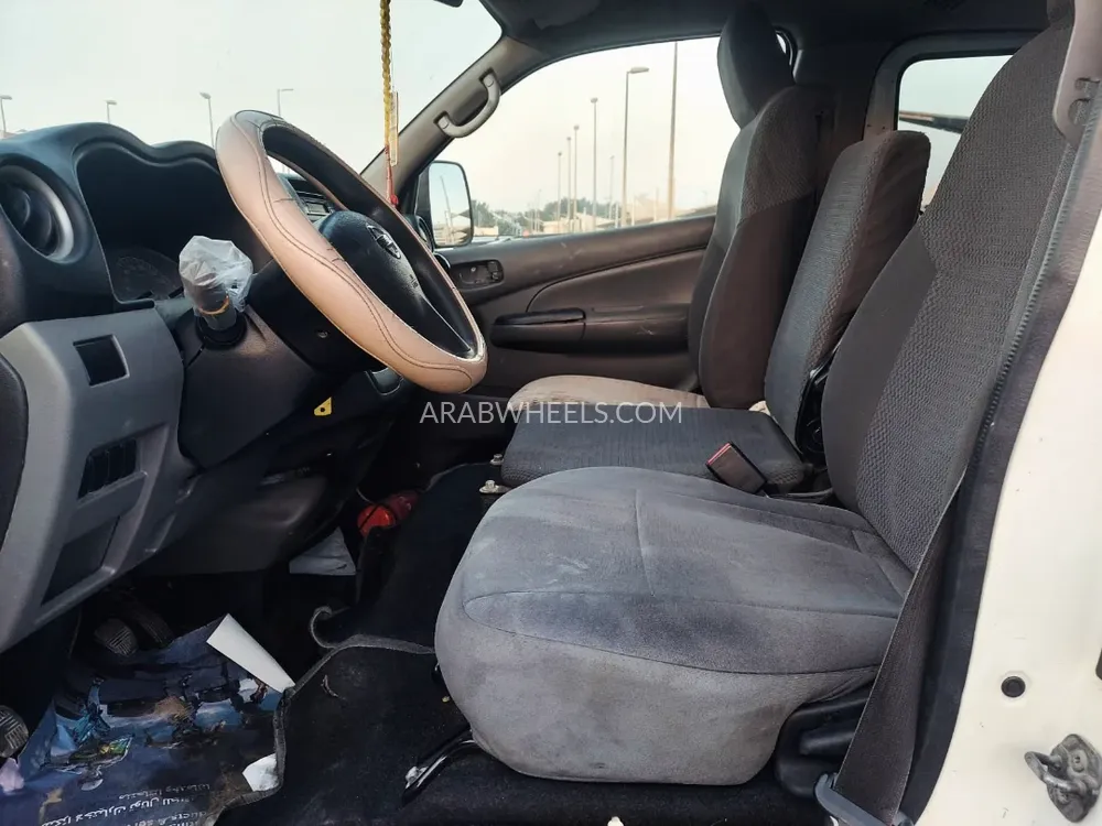 Nissan Urvan 2015 for Sale in Sharjah Image-8