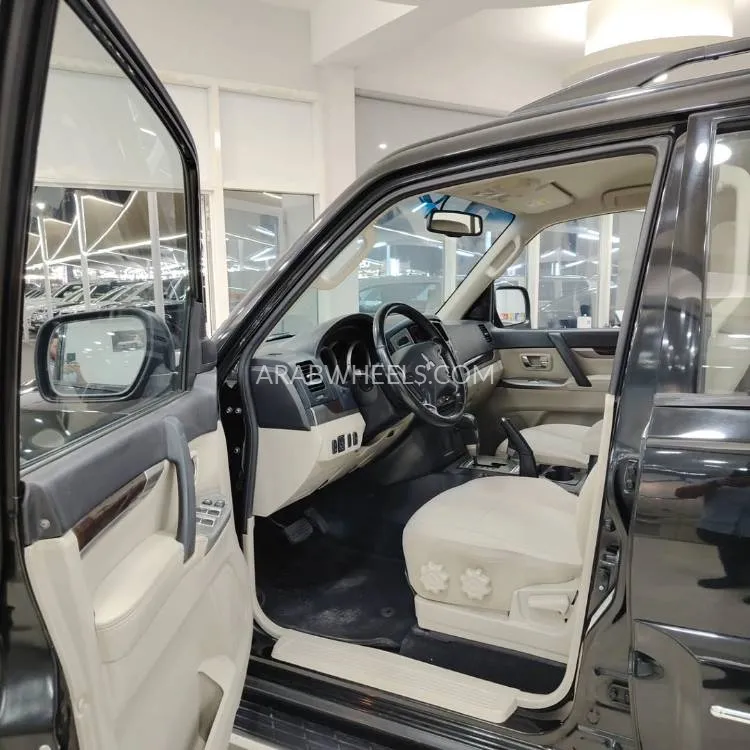Mitsubishi Pajero 2010 for Sale in Sharjah Image-6