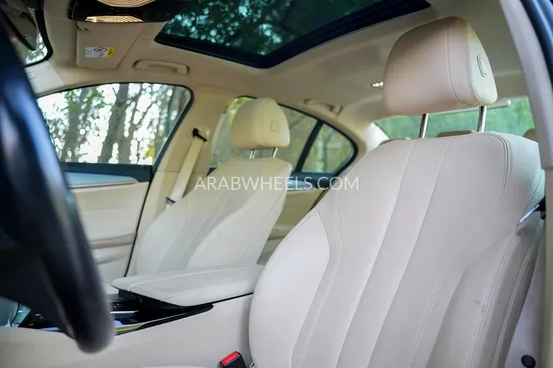 بي إم دبليو الفئة الخامسة 2020 for Sale in الشارقة Image-11