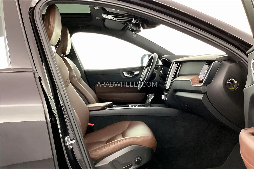 فولفو إكس سي 60 2021 for Sale in الشارقة Image-24