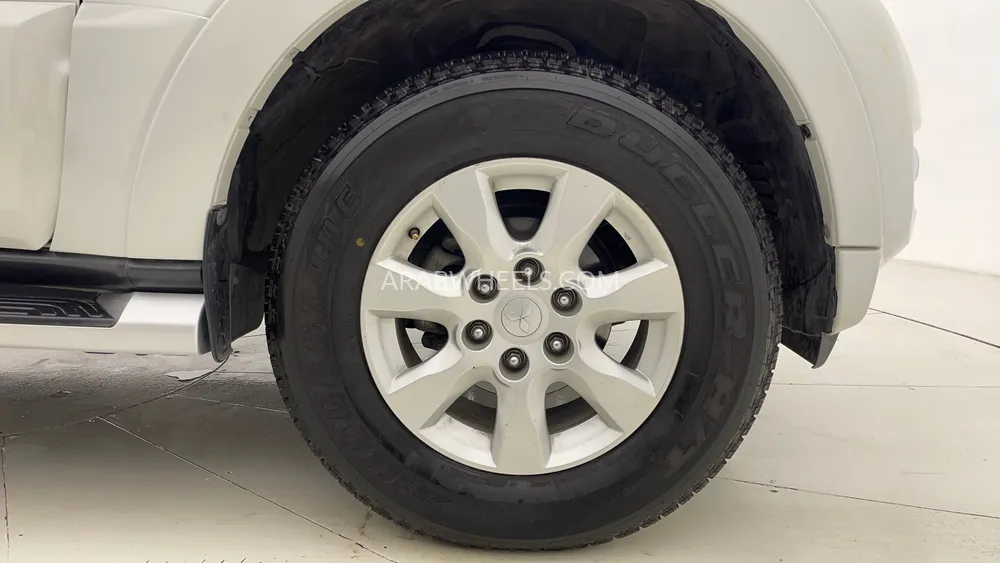 Mitsubishi Pajero 2017 for Sale in Dubai Image-10