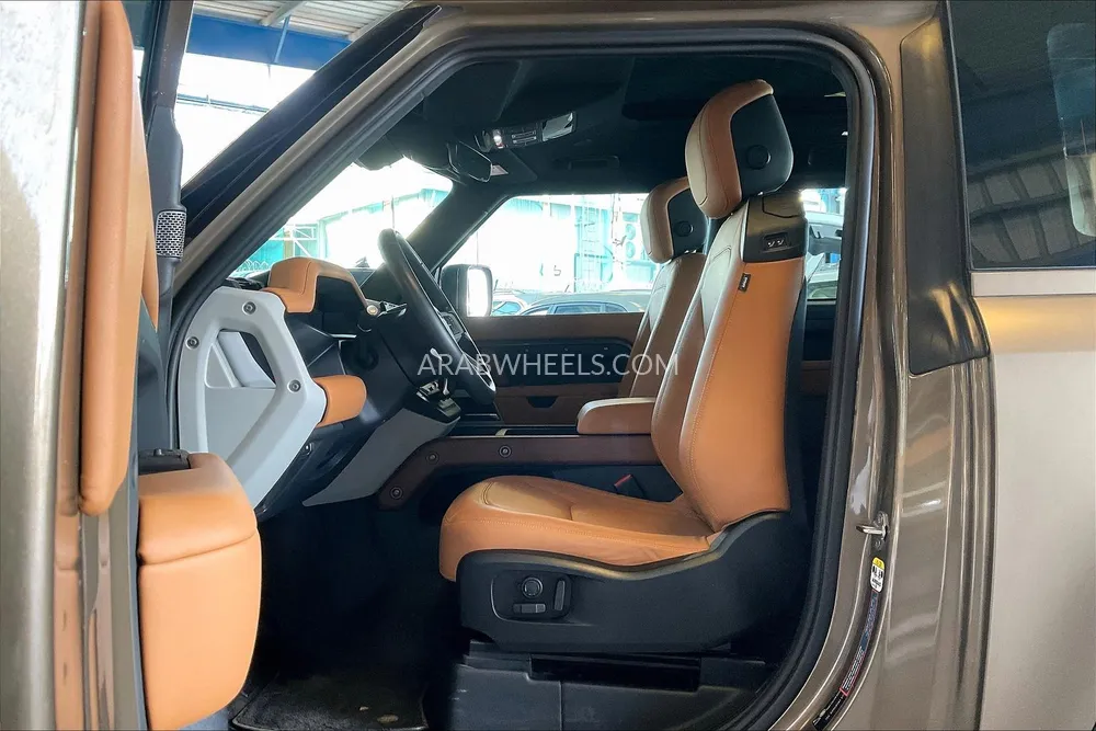 Land Rover Defender 2023 for Sale in Sharjah Image-25